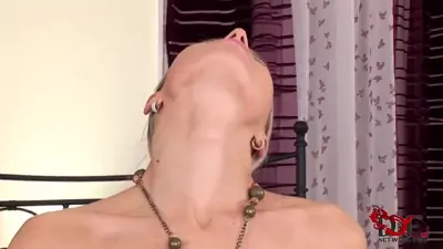 Skinny mia la roche stretches her minge