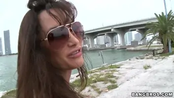 Frisky lisa ann shows her bikini ass outdoor
