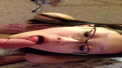 Nerdy oriental sends her hot lips pleasing a big