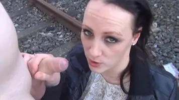Haessliche crack nutte blaest freier am bahndamm