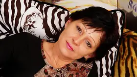 Hot mature slut playing with herself maturenl