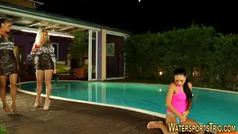 Toying les pee outside