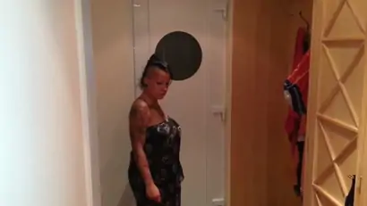 Tattoo schlampe holt die sacksahne aus dem schwanz