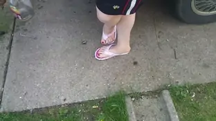 Minha irma mais velha exibe pezinhos deliciosos