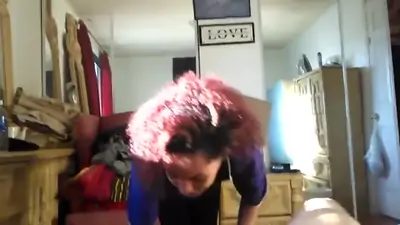 Une renoi suce et fini tout dans sa bouche