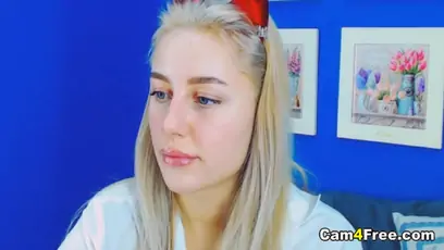 Blonde babe playing her pussy