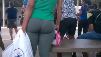 Rica culona encoxada