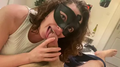 Pov stepsister se fait toucher par stepson stepbrother et le suce extrait