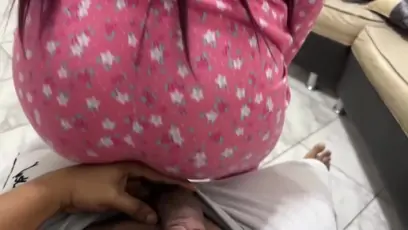 Gran culo in mi hermosa hijastra hace twerking mientras yo me masturbo viendo su rebotando