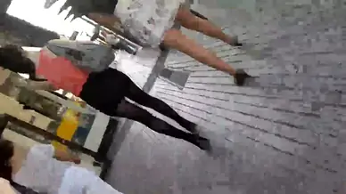 A l arret de bus avec les 2 belles paires de jambes