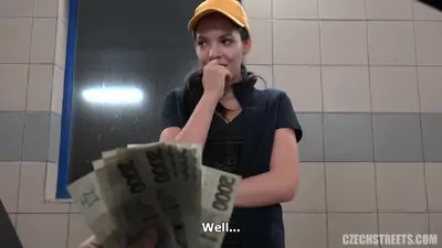 Chica coge por dinero en un autolavado