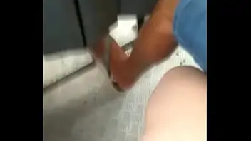 Putas brasileiras gozando com homem metendo dedo na buceta